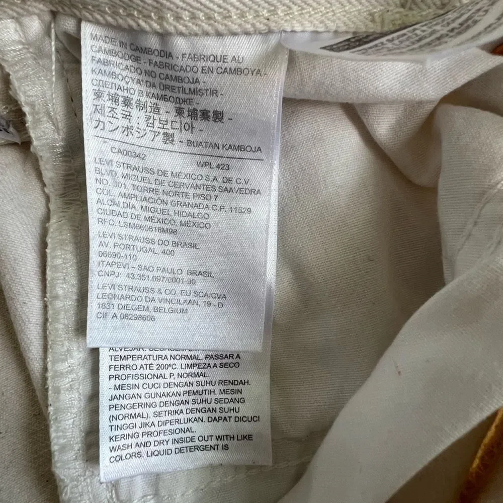Levi’s Premium Wedgie Straight High Waist Raw Hem Eggshell White E Jeans sz 26